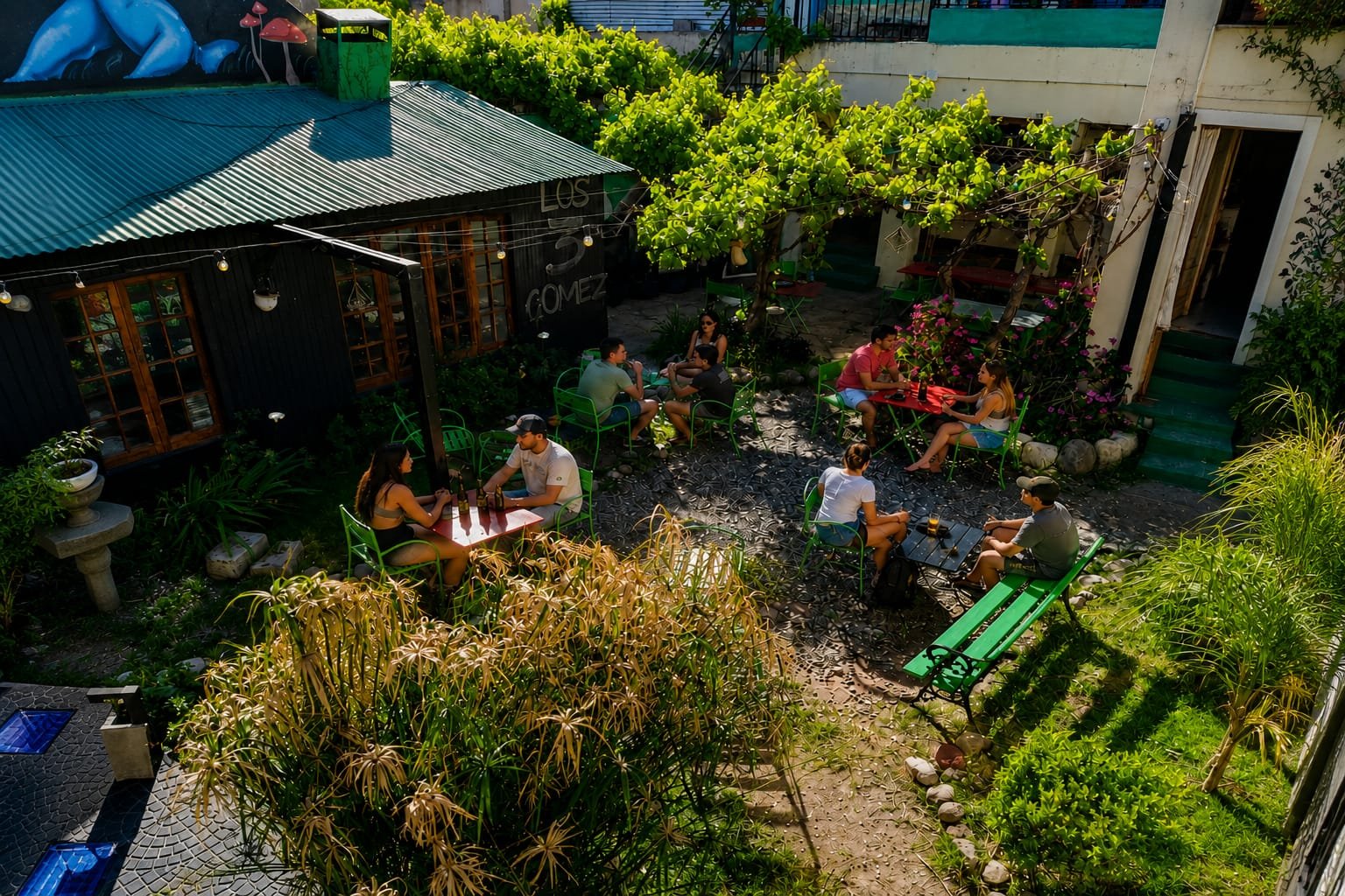 Jardín del hostel con plantas y espacio para sentarse