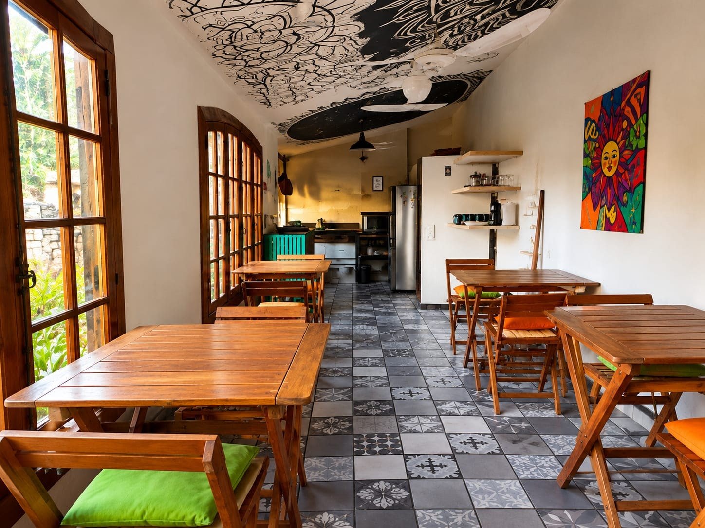 Cocina equipada del hostel con espacios de guardado por habitación